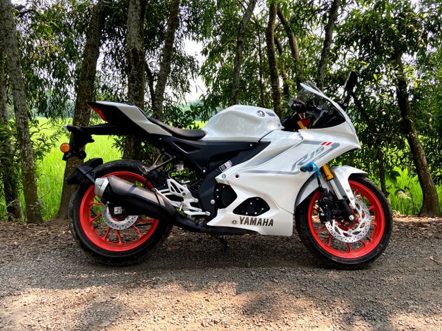 Yamaha R15 V4 side view