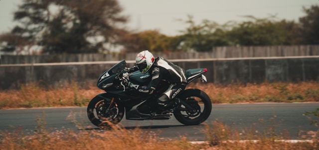 Best sports bikes under 2 lakhs India 2026 comparison