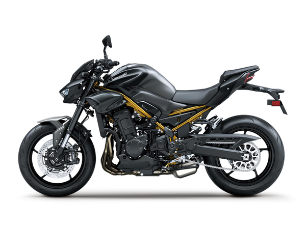 Kawasaki Z900 on road dynamic shot