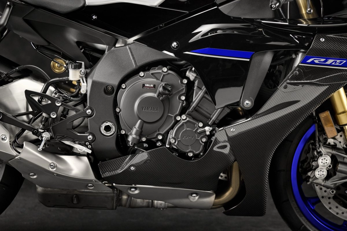 Yamaha YZF-R1 in aggressive lean angle