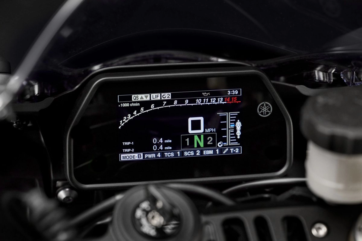 Yamaha YZF-R1 in aggressive lean angle