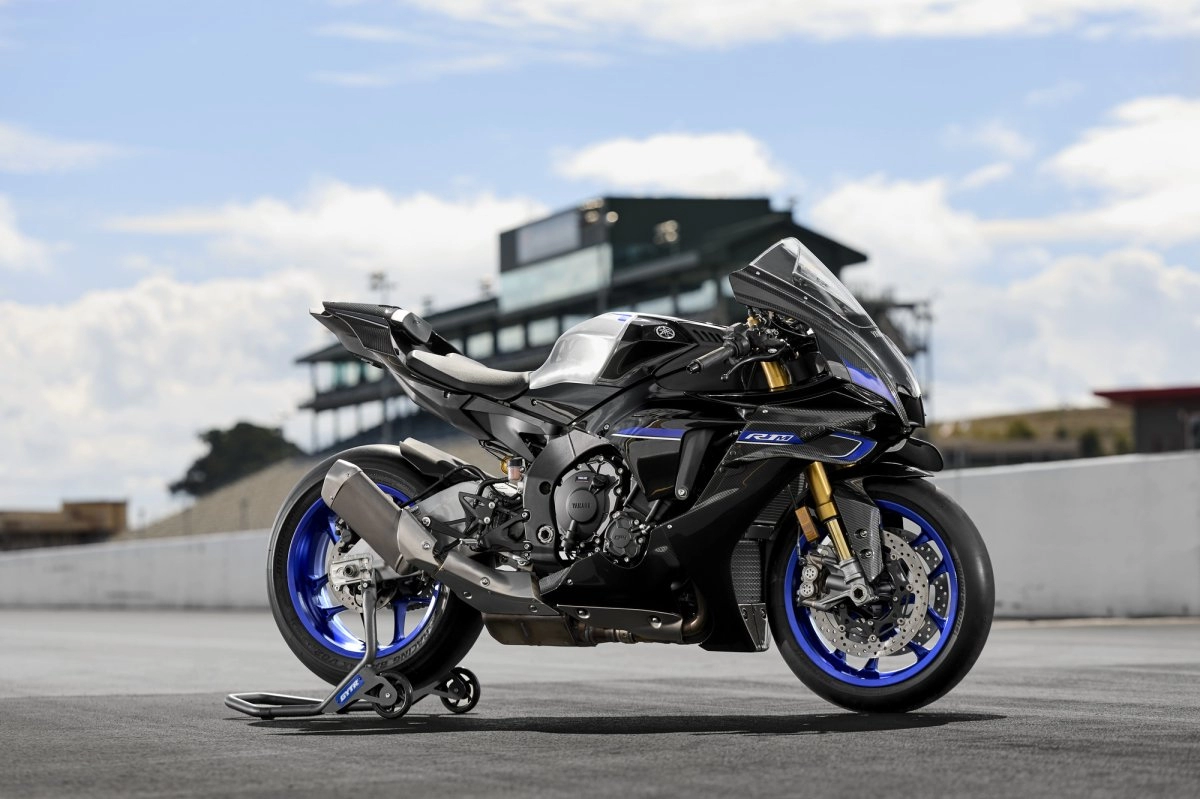 Yamaha YZF-R1 in aggressive lean angle
