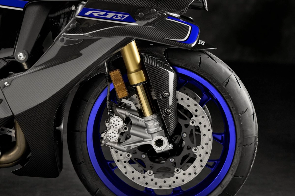 Yamaha YZF-R1 in aggressive lean angle
